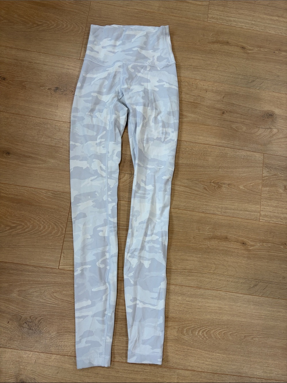 Lululemon soft gray camo size 0 leggings, no piling